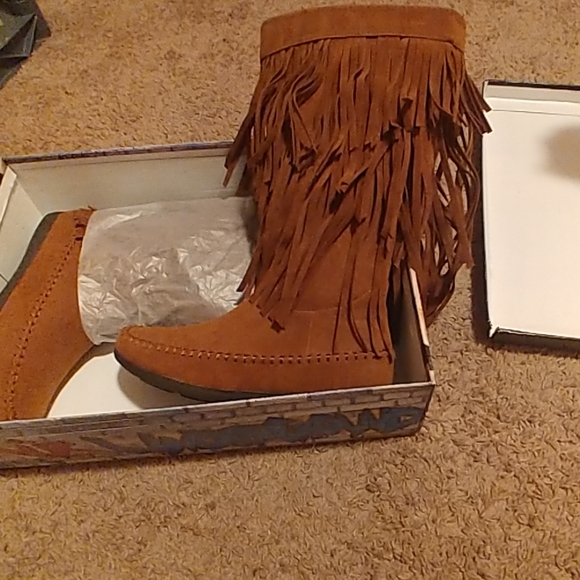 Tan fringed boots - Picture 2 of 5